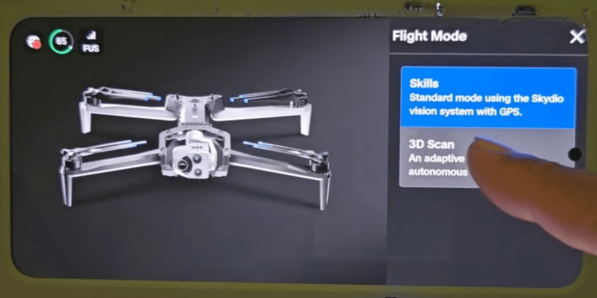 畫面為 Skydio X10 無人機遙控器操作介面，顯示 Flight Mode 選單包含 Skills 與 3D Scan 模式，手指正在點選操作選項，呈現無人機飛行模式切換與任務設定畫面。
